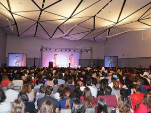 Lleno total en la conferencia del Dr. César Lozano