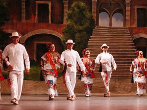 Se vive una noche de Teatro Regional en el Peón Contreras