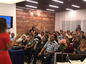 Un éxito la conferencia de la tanatóloga Bety Coppola