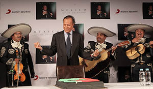 FESTEJAN CON MARIACHIS A JULIO IGLESIAS EN MÉXICO EN SU DÍA DE CUMPLEAÑOS